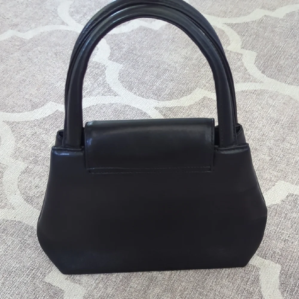 Vintage Soft Black Leather Minimalist Hand Bag with Structured Design - Picture 4 of 6